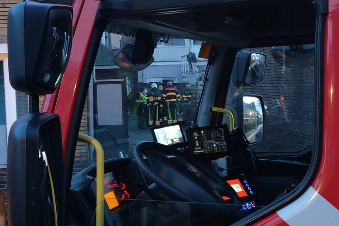 Brandweer doet onderzoek naar brand in een bijgebouw
