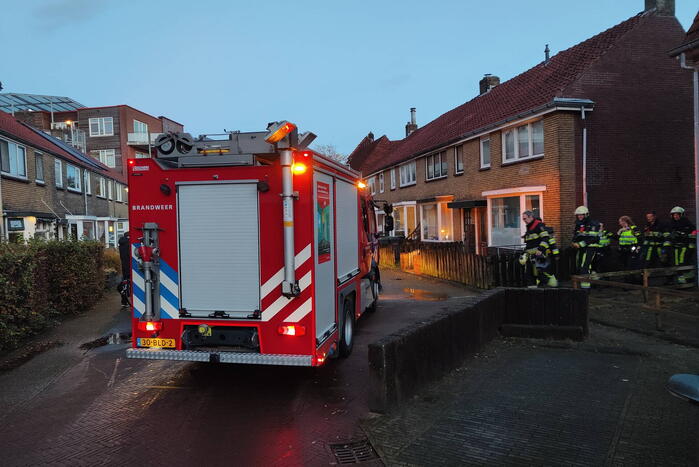 Brandweer doet onderzoek naar brand in een bijgebouw