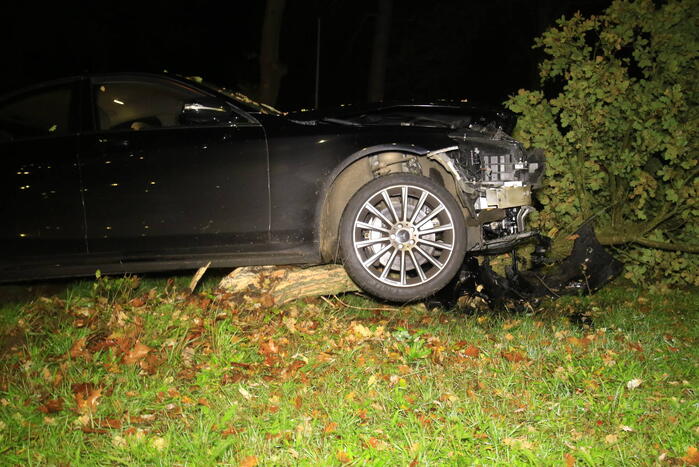 Gewonde nadat auto op boom botst