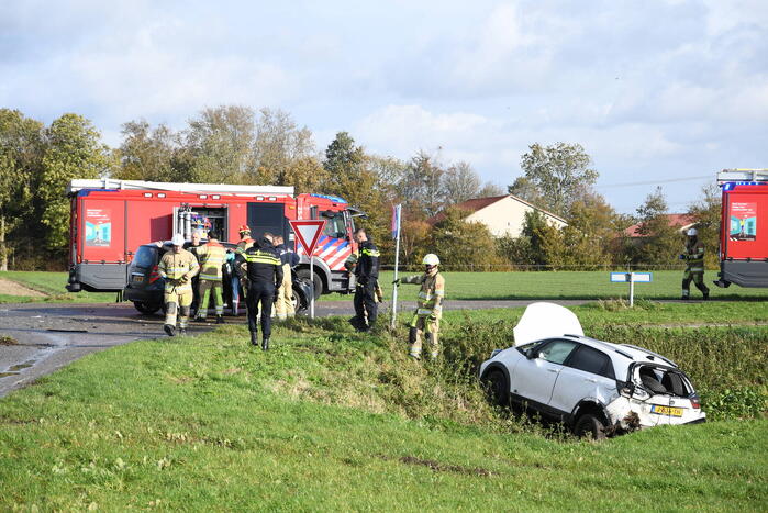 Auto belandt in greppel bij ernstig ongeval