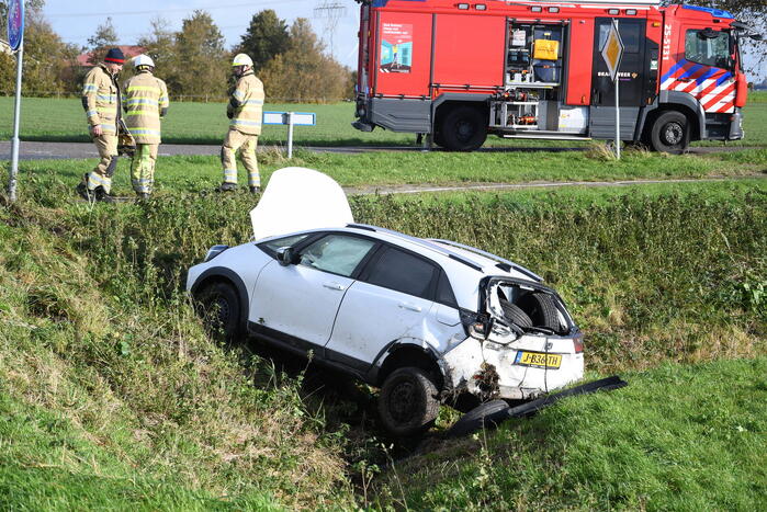 Auto belandt in greppel bij ernstig ongeval