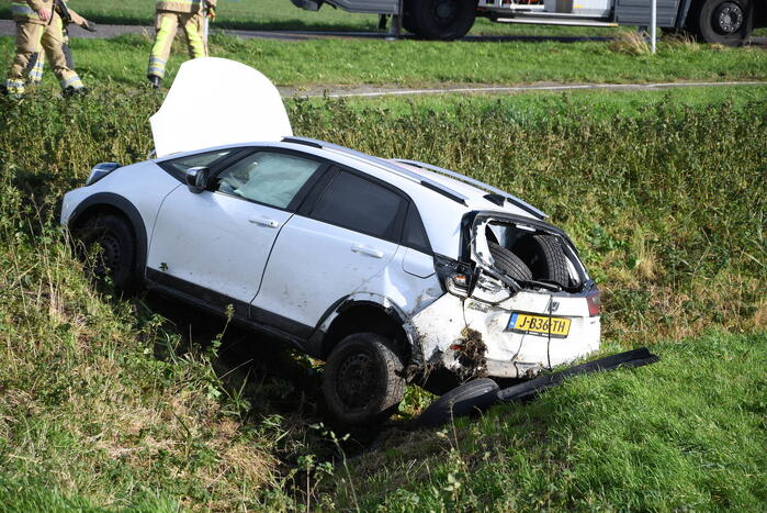 Auto belandt in greppel bij ernstig ongeval
