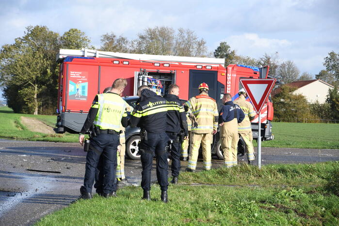 Auto belandt in greppel bij ernstig ongeval