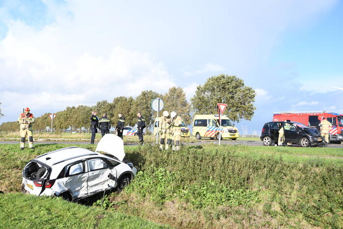 Auto belandt in greppel bij ernstig ongeval