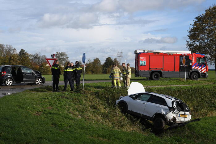 Auto belandt in greppel bij ernstig ongeval