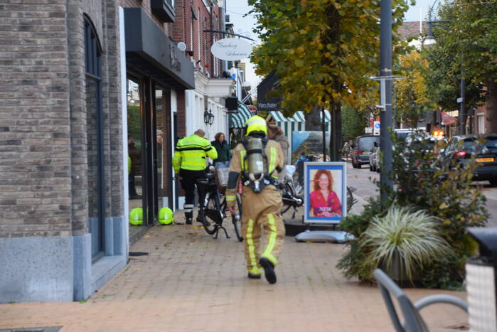 Brand op het dak van winkelpand