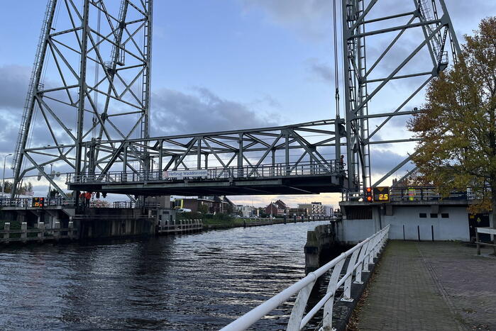 Schip vaart tegen hefbrug