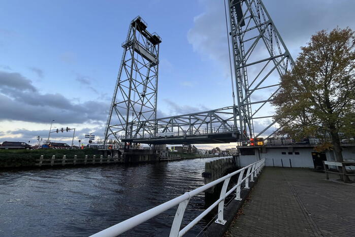 Schip vaart tegen hefbrug
