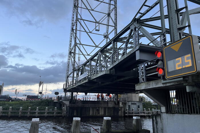 Schip vaart tegen hefbrug