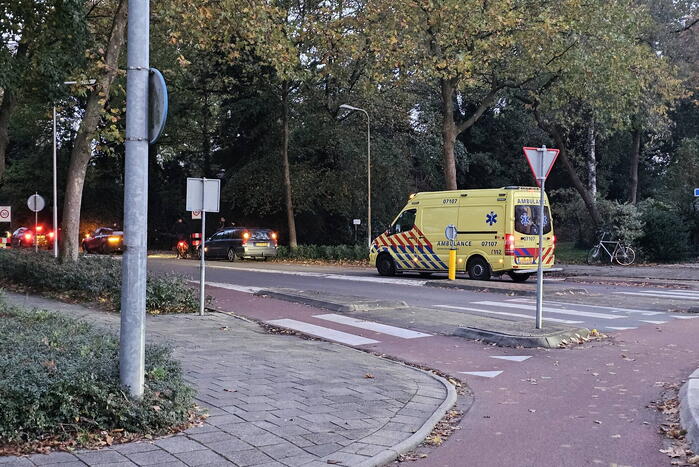 Fietser gewond na val bij rotonde
