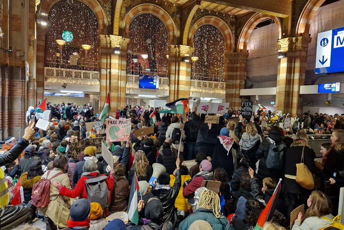 Grote opkomst demonstratie Centraal Station