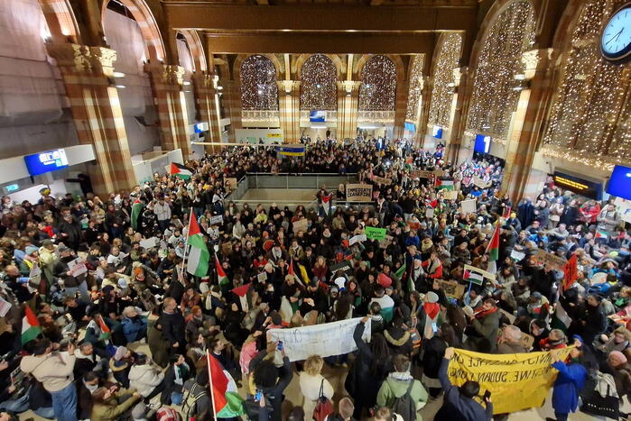 Grote opkomst demonstratie Centraal Station