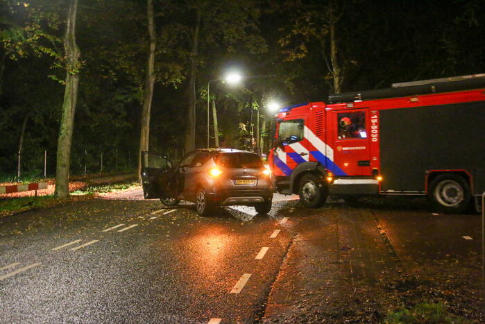 Auto flink beschadigd na botsing met boom