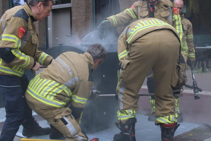 Brandweer blust brand in container