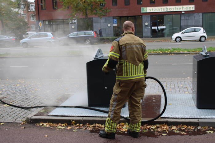 Brandweer blust brand in container