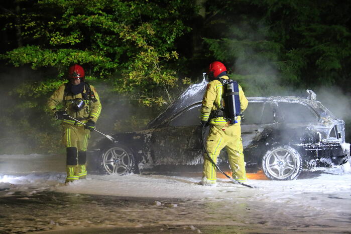 Auto uitgebrand langs doorgaande weg