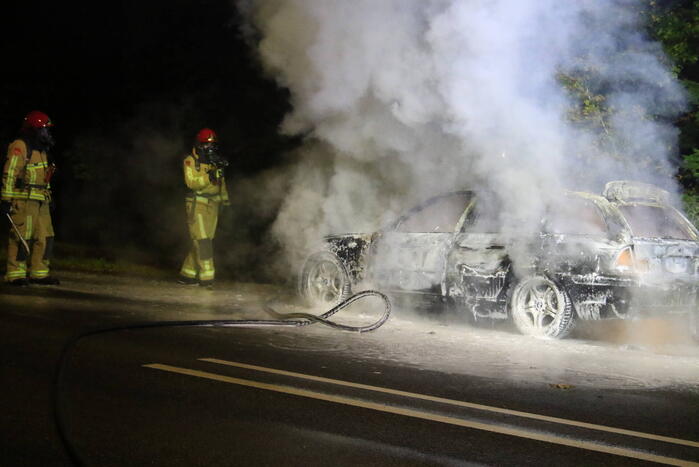 Auto uitgebrand langs doorgaande weg