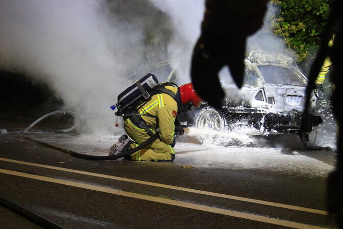 Auto uitgebrand langs doorgaande weg