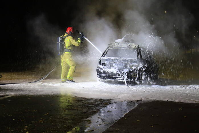 Auto uitgebrand langs doorgaande weg