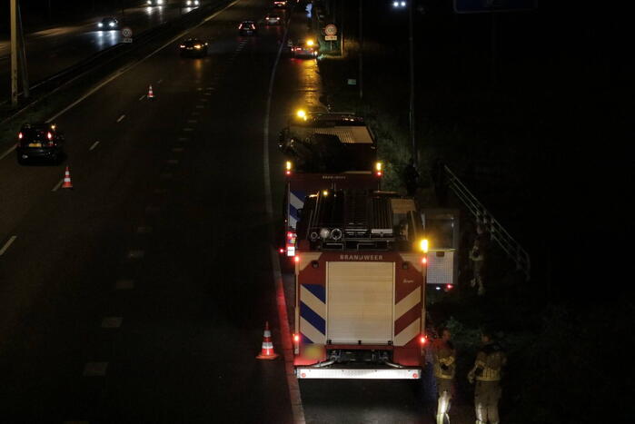Auto belandt in water naast snelweg