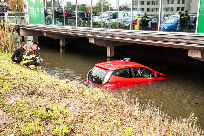Brandweer redt vrouw uit te water geraakte auto