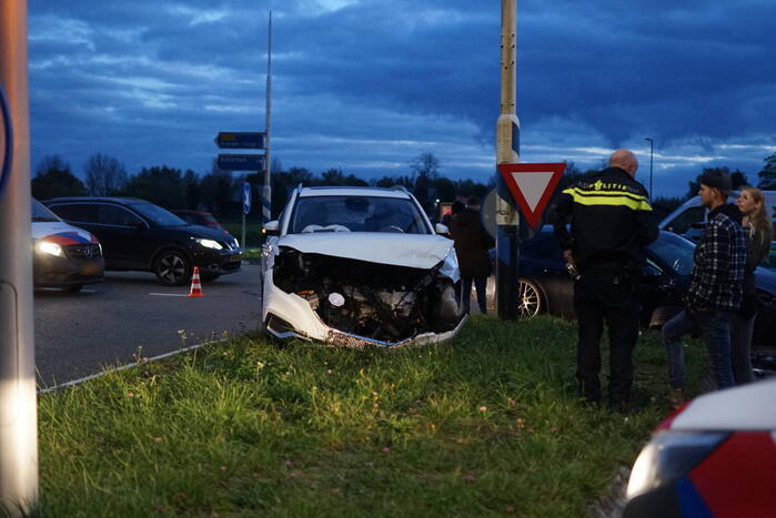 Drie voertuigen fiks beschadigd bij botsing op kruising