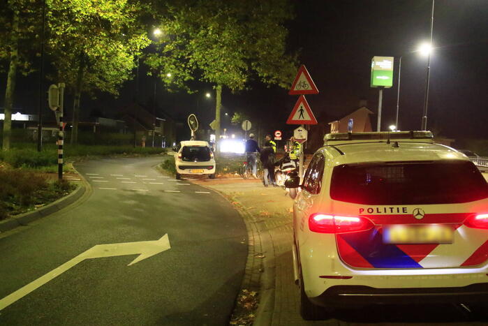 Automobilist knalt tegen verkeerslicht aan