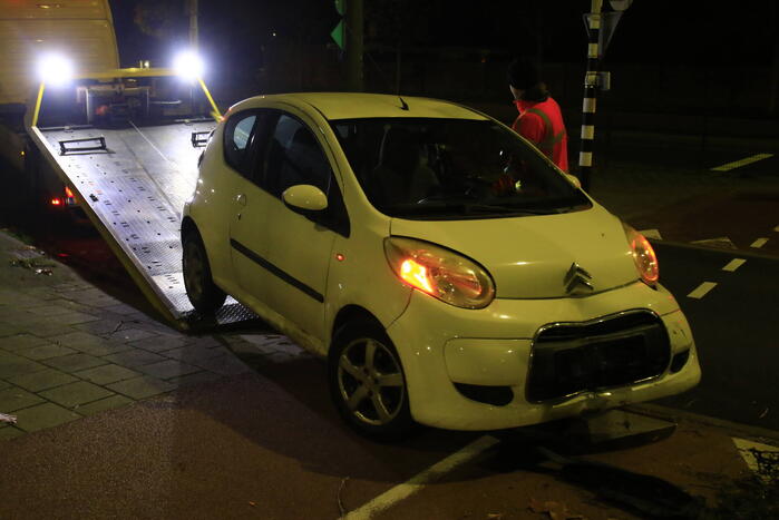 Automobilist knalt tegen verkeerslicht aan