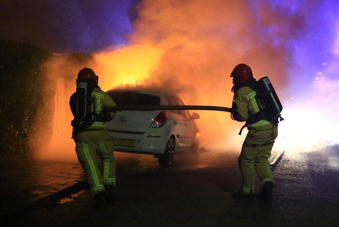 Bestelbus en auto uitgebrand door brandstichting