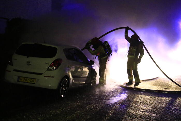 Bestelbus en auto uitgebrand door brandstichting