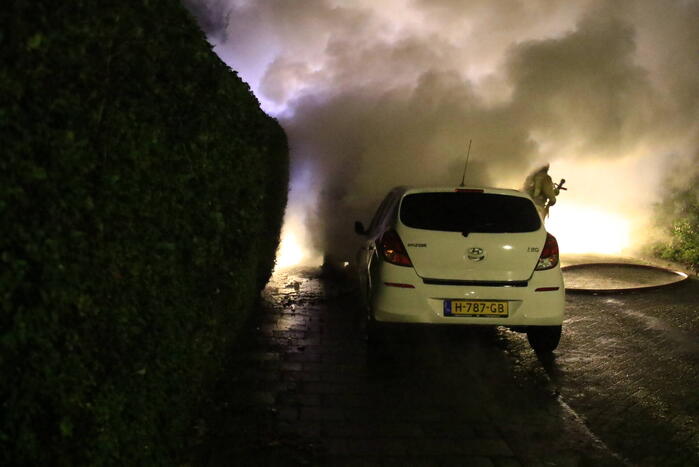 Bestelbus en auto uitgebrand door brandstichting