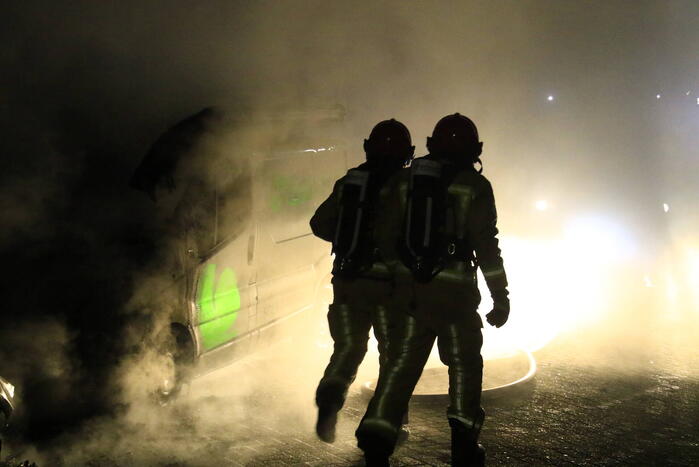 Bestelbus en auto uitgebrand door brandstichting