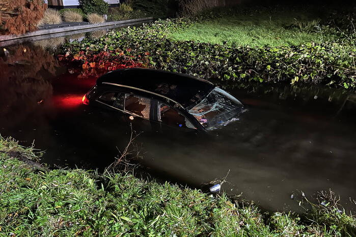 Uber belandt in water na ongeval