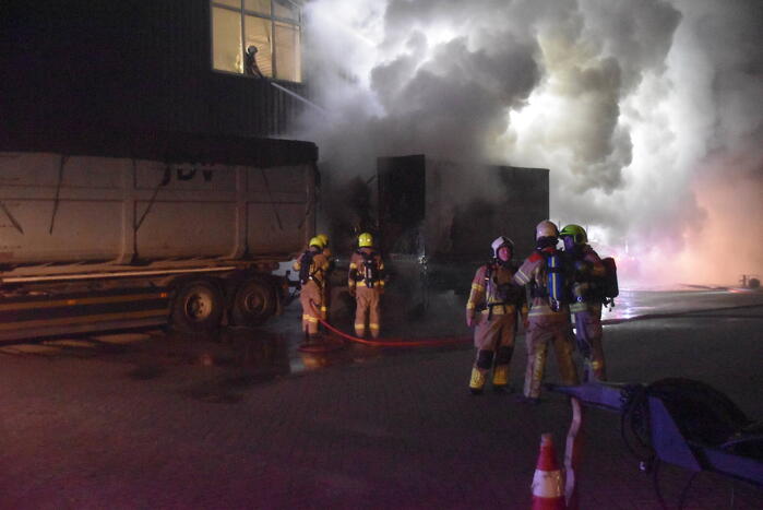 Fikse brand in aanhanger van vrachtwagen