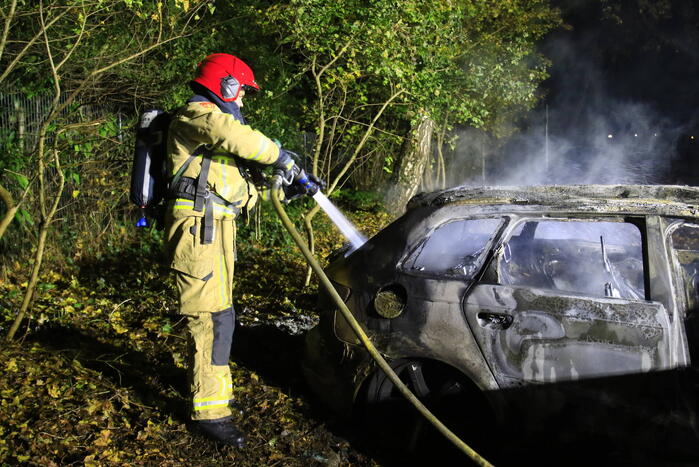 Brandweer blust brandende personenauto