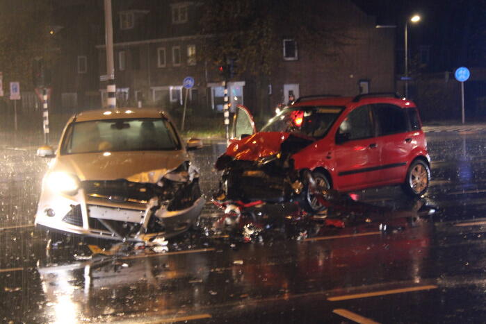Gewonde en ravage bij frontale botsing