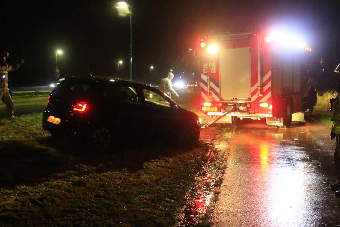 Brandweer trekt ambulance en auto uit modder