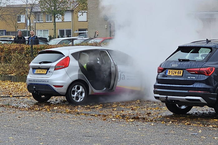 Auto vat vlam tijdens het rijden