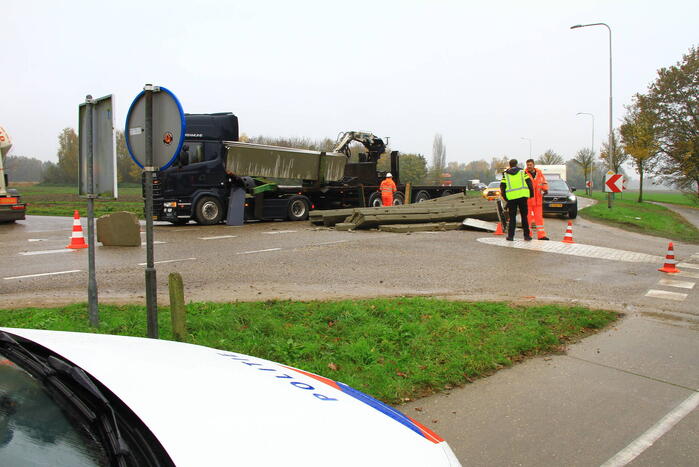 Vrachtwagen verliest lading betonplaten