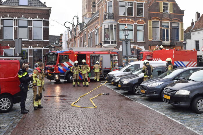 Brandweer controleert auto op brand