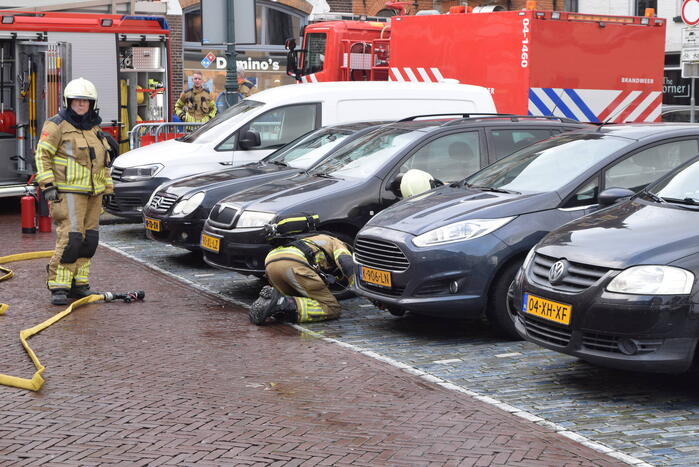 Brandweer controleert auto op brand