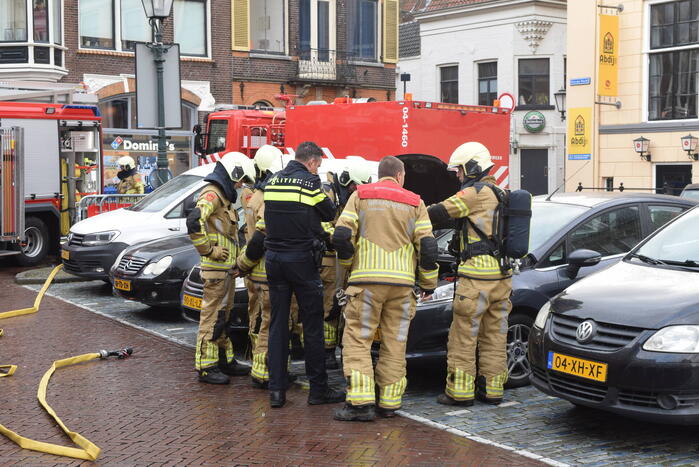 Brandweer controleert auto op brand