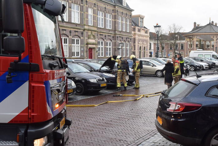Brandweer controleert auto op brand