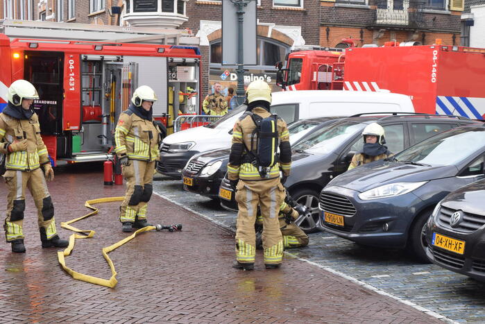 Brandweer controleert auto op brand
