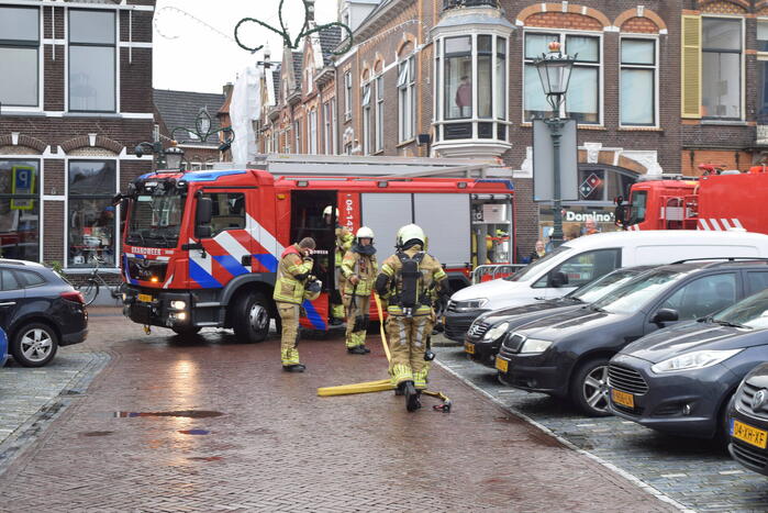 Brandweer controleert auto op brand