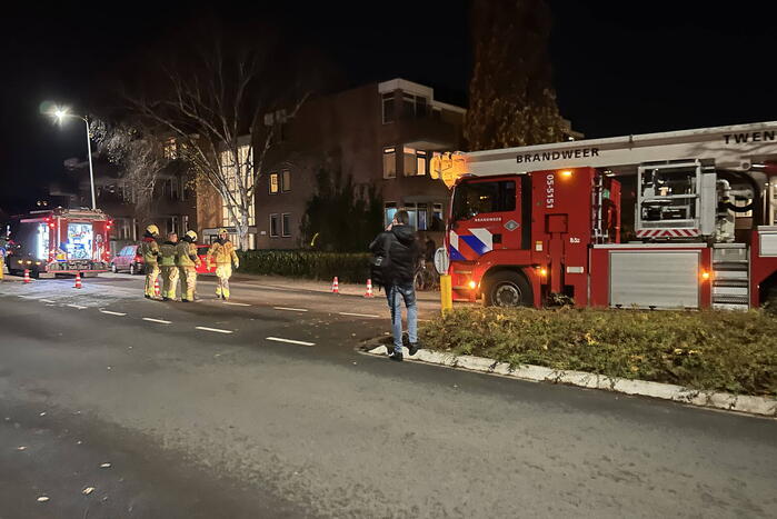 Brandweer inspecteert flat na brandmelding
