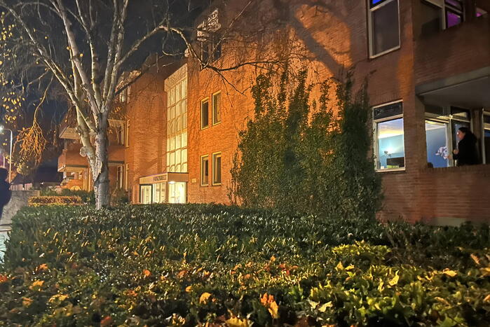 Brandweer inspecteert flat na brandmelding