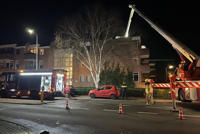 Brandweer inspecteert flat na brandmelding