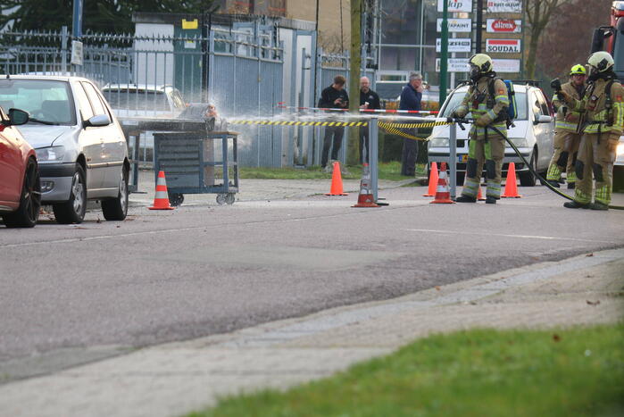 Accu vat vlam op werkbank