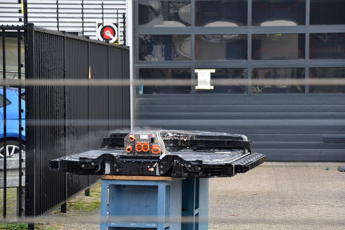 Accu vat vlam op werkbank